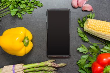 sebze ve kayrak masa üstünde hareket eden telefon