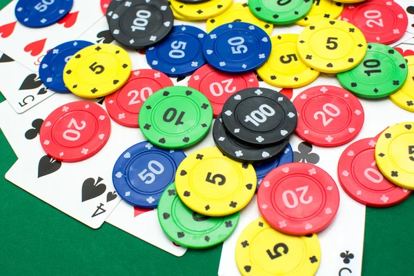 Fichas de póquer y cartas —  Fotos de Stock