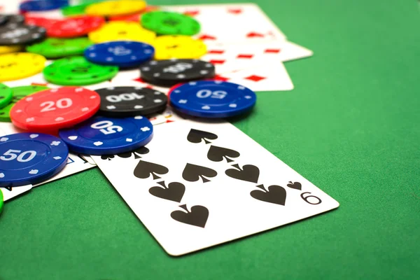 Покерные фишки и карты — стоковое фото