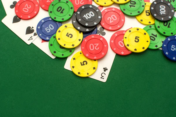 Poker fişleri ve poker kartları — Stok fotoğraf