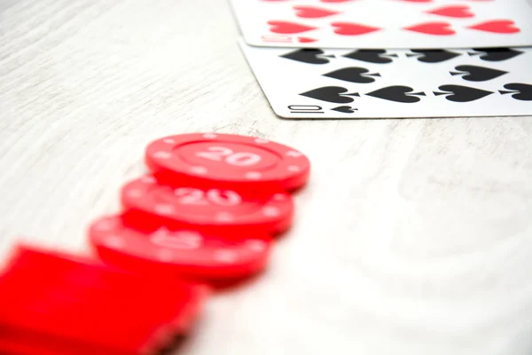 Pokerkaarten en poker chips — Stockfoto