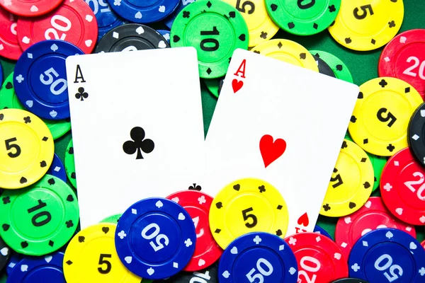 Pokerkaarten en poker chips pagina — Stockfoto