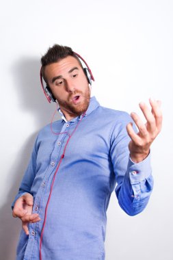 Hava gitar çalıyor ve kulaklık ile müzik dinleme adamım