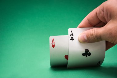 Adam onun poker kartları gösterilen