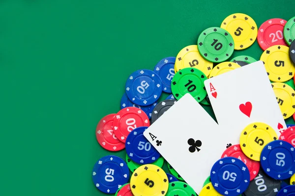 Pokerkaarten en poker chips — Stockfoto