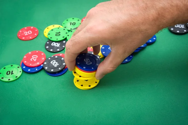 Hombre jugando póquer —  Fotos de Stock