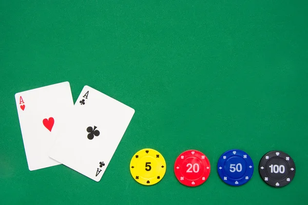 Poker kartları ve poker fişleri — Stok fotoğraf