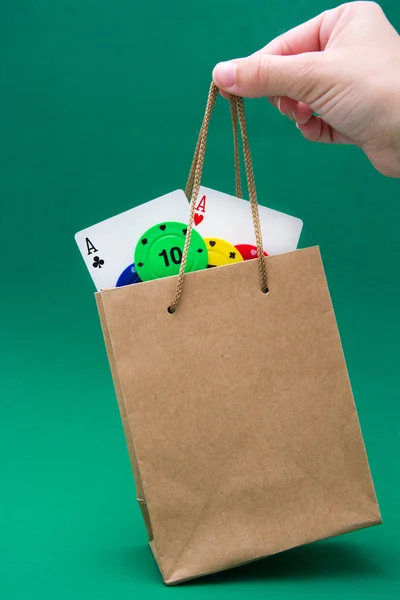 Poker malzemeleri ile karton çanta — Stok fotoğraf