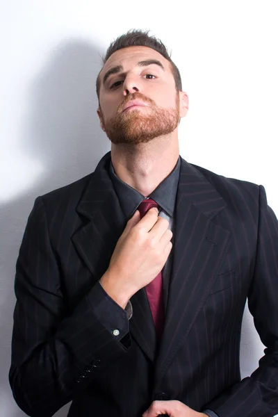 Junger Mann in Anzug und Krawatte posiert als Model. — Stockfoto