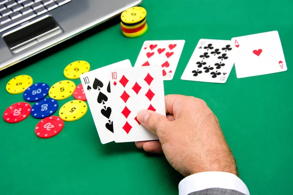 Man spelen van poker — Stockfoto
