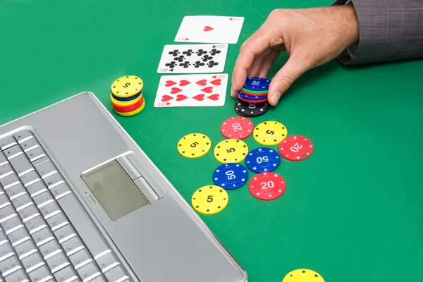 Hombre jugando póquer —  Fotos de Stock