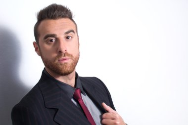 Takım elbise ve kravat bir model olarak poz genç adam.