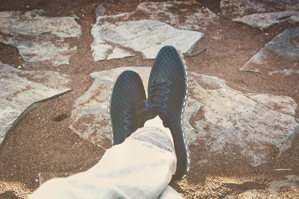 Herrenschuhe im Park. Jahrgangsstil — Stockfoto