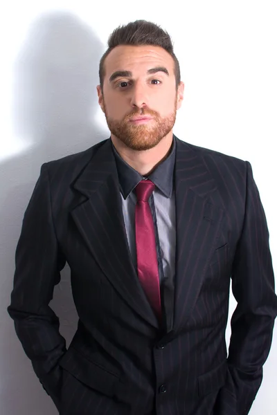 Junger Mann in Anzug und Krawatte posiert als Model. — Stockfoto