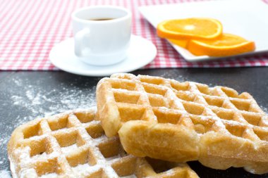 Waffle, kahve ve portakal mutfakta kayrak masada