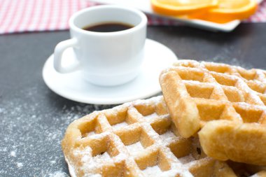 Waffle, kahve ve portakal mutfakta kayrak masada