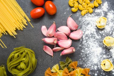 Makarna pişirmek için malzemeler.