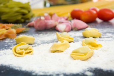 Makarna pişirmek için malzemeler.