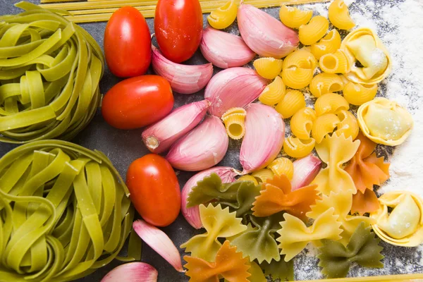 Ingredients for cooking pasta — Stock Photo, Image