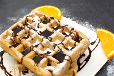 Waffle çikolata ve portakal ile