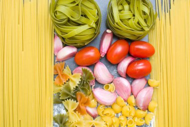 Makarna pişirmek için malzemeler.