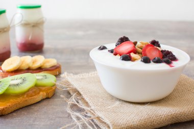 Taze meyveli doğal yoğurt.