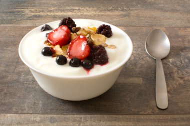 Taze meyveli doğal yoğurt.