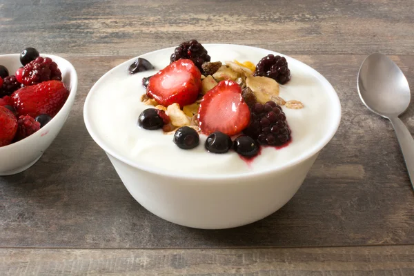 Натуральный йогурт со свежими ягодами — стоковое фото