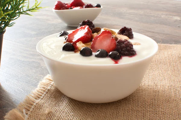 Натуральний йогурт зі свіжими ягодами — стокове фото