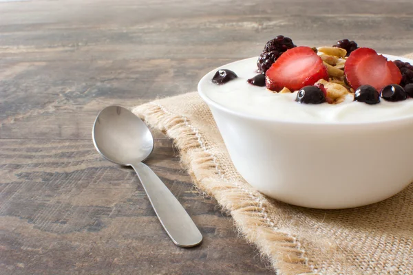 Yogur natural con bayas frescas — Foto de Stock