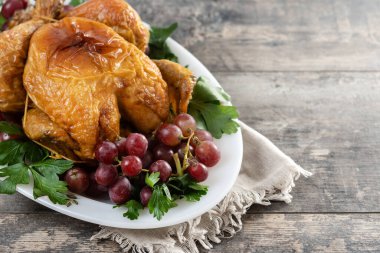 Tahta masada Şükran Günü yemeği için üzümlü hindi ve maydanoz.