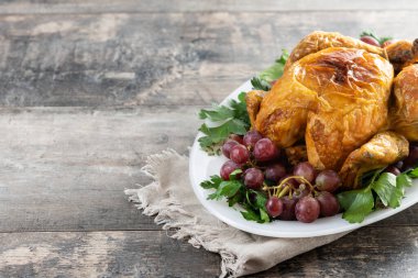 Tahta masada Şükran Günü yemeği için üzümlü hindi ve maydanoz.