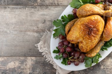 Tahta masada Şükran Günü yemeği için üzümlü hindi ve maydanoz.