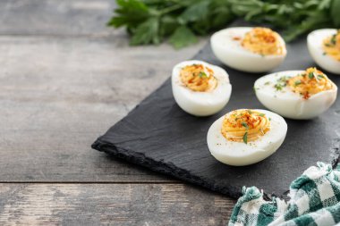 Ahşap masada ev yapımı baharatlı yumurta. Boşluğu kopyala