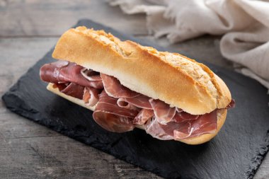 Geleneksel İspanyol Serrano Jambonlu Sandviç