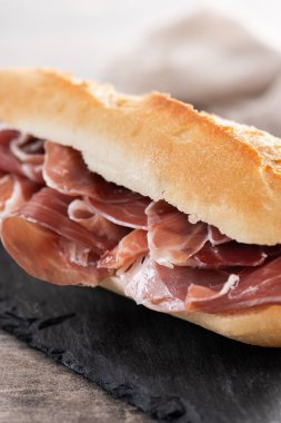 Geleneksel İspanyol Serrano Jambonlu Sandviç