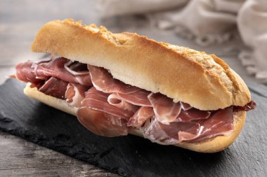 Geleneksel İspanyol Serrano Jambonlu Sandviç