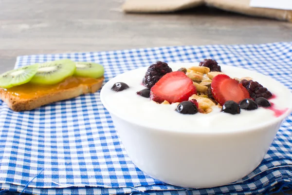 Naturjoghurt mit frischen Beeren — Stockfoto