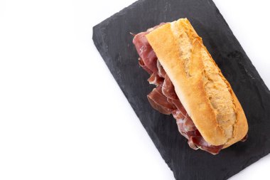 Geleneksel İspanyol Serrano Jambonlu Sandviçi beyaz arka planda izole edildi