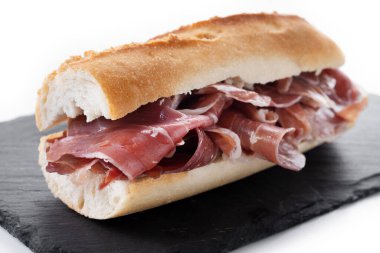 Geleneksel İspanyol Serrano Jambonlu Sandviçi beyaz arka planda izole edildi