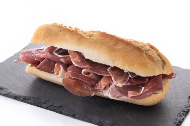 Geleneksel İspanyol Serrano Jambonlu Sandviçi beyaz arka planda izole edildi