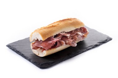 Geleneksel İspanyol Serrano Jambonlu Sandviçi beyaz arka planda izole edildi