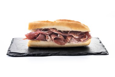 Geleneksel İspanyol Serrano Jambonlu Sandviçi beyaz arka planda izole edildi