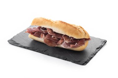 Geleneksel İspanyol Serrano Jambonlu Sandviçi beyaz arka planda izole edildi