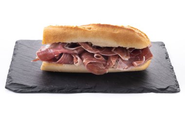 Geleneksel İspanyol Serrano Jambonlu Sandviçi beyaz arka planda izole edildi