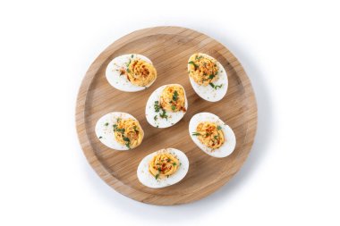 Beyaz arka planda izole edilmiş otlarla süslenmiş ev yapımı haşlanmış yumurtalar.