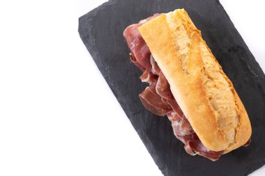 Geleneksel İspanyol Serrano Jambonlu Sandviçi beyaz arka planda izole edildi