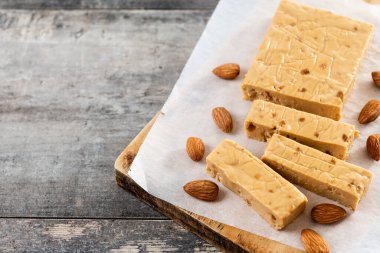 Noel yumuşak bademli nougat çikolatası ahşap masada