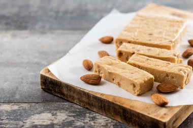 Noel yumuşak bademli nougat çikolatası ahşap masada