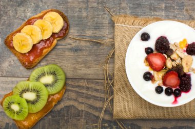 Taze meyveli doğal yoğurt.